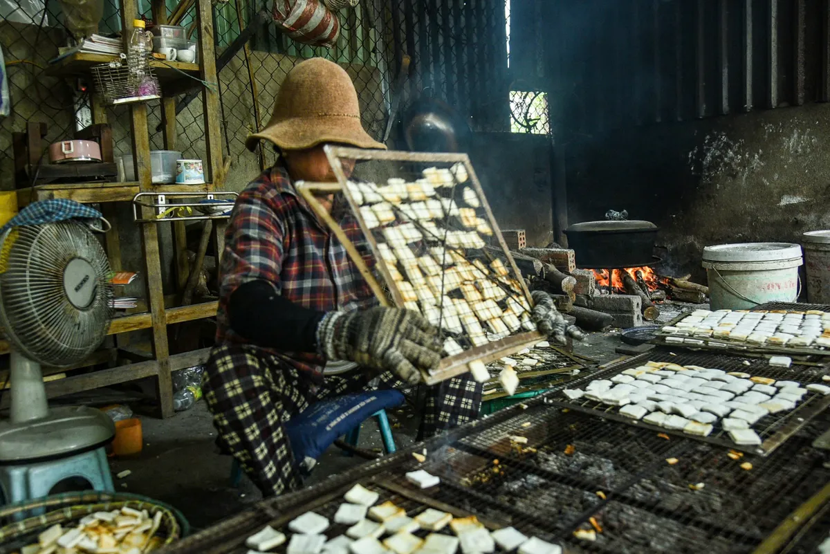 Làng nghề bánh khô mè trăm tuổi hối hả vào vụ Tết - Ảnh 9.