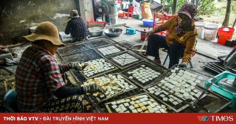 Làng nghề bánh khô mè trăm tuổi hối hả vào vụ Tết