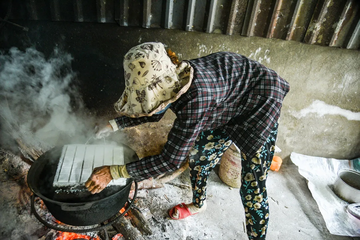 Làng nghề bánh khô mè trăm tuổi hối hả vào vụ Tết - Ảnh 4.