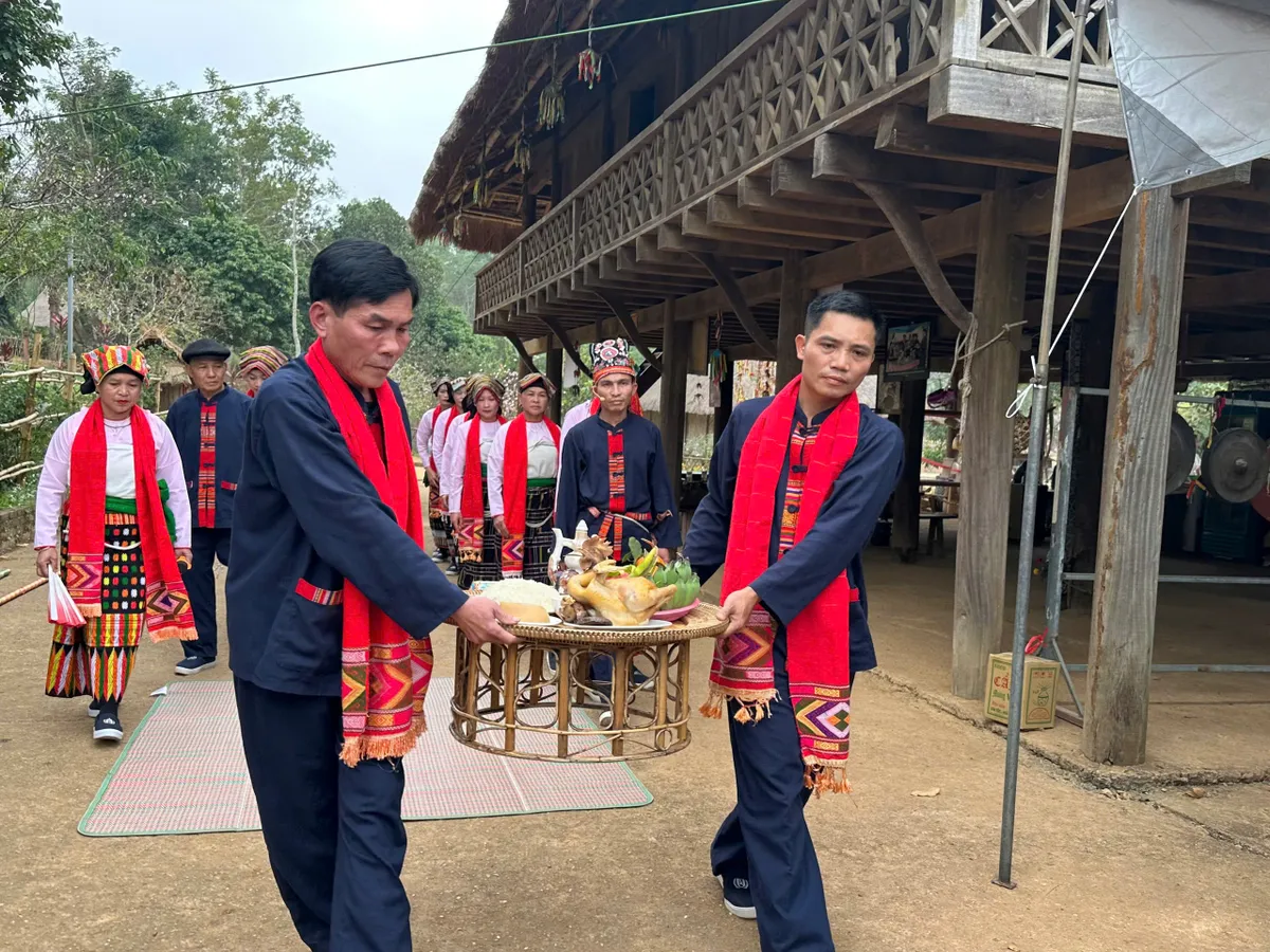 Linh thiêng nghi thức lễ hát múa ăn mừng dưới cây bông của người Thái, Thanh Hoá - Ảnh 2.