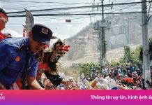 Chen chân xin được xoa đầu để ‘ban phước và chữa bệnh’ tại An Giang