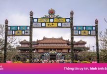 Du khách đội mưa rét tham quan cố đô Huế ngày Tết