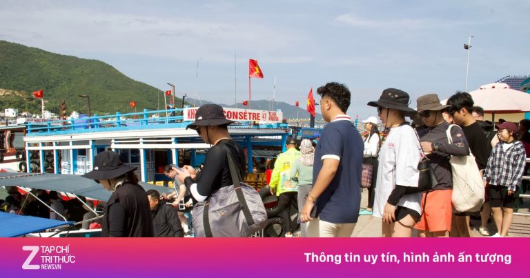 Đặc ken khách ở Bến tàu du lịch Nha Trang