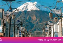 Ùn tắc, chen lấn tại phố ‘sống ảo’ núi Phú Sĩ