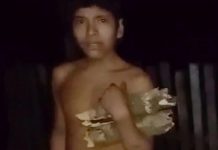 Thanh niên người rừng cởi trần đóng khố sống biệt lập, lần đầu dùng bật lửa