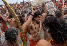 Điều kinh hoàng ở lễ hội tắm: Trăm nghìn người phải đi vệ sinh ngoài trời