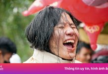 Cười hớn hở khi bị ném cà chua tại chợ đầu năm Thanh Hóa