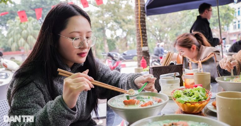 Hà Nội: Món bún cá sữa độc đáo, ông chủ bán hơn 1.500 suất mỗi ngày