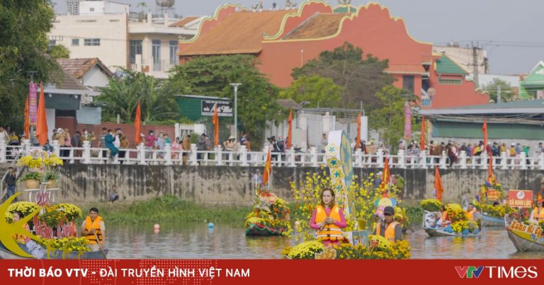 Ninh Hòa sôi động với Lễ hội thuyền hoa và đua thuyền trên sông Dinh Ninh Hòa sôi động với Lễ hội thuyền hoa và đua thuyền trên sông Dinh
