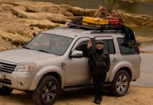 Cụ ông U90 ba năm liên tiếp phượt xuyên Việt chơi Tết, leo đồi cỏ cháy check-in