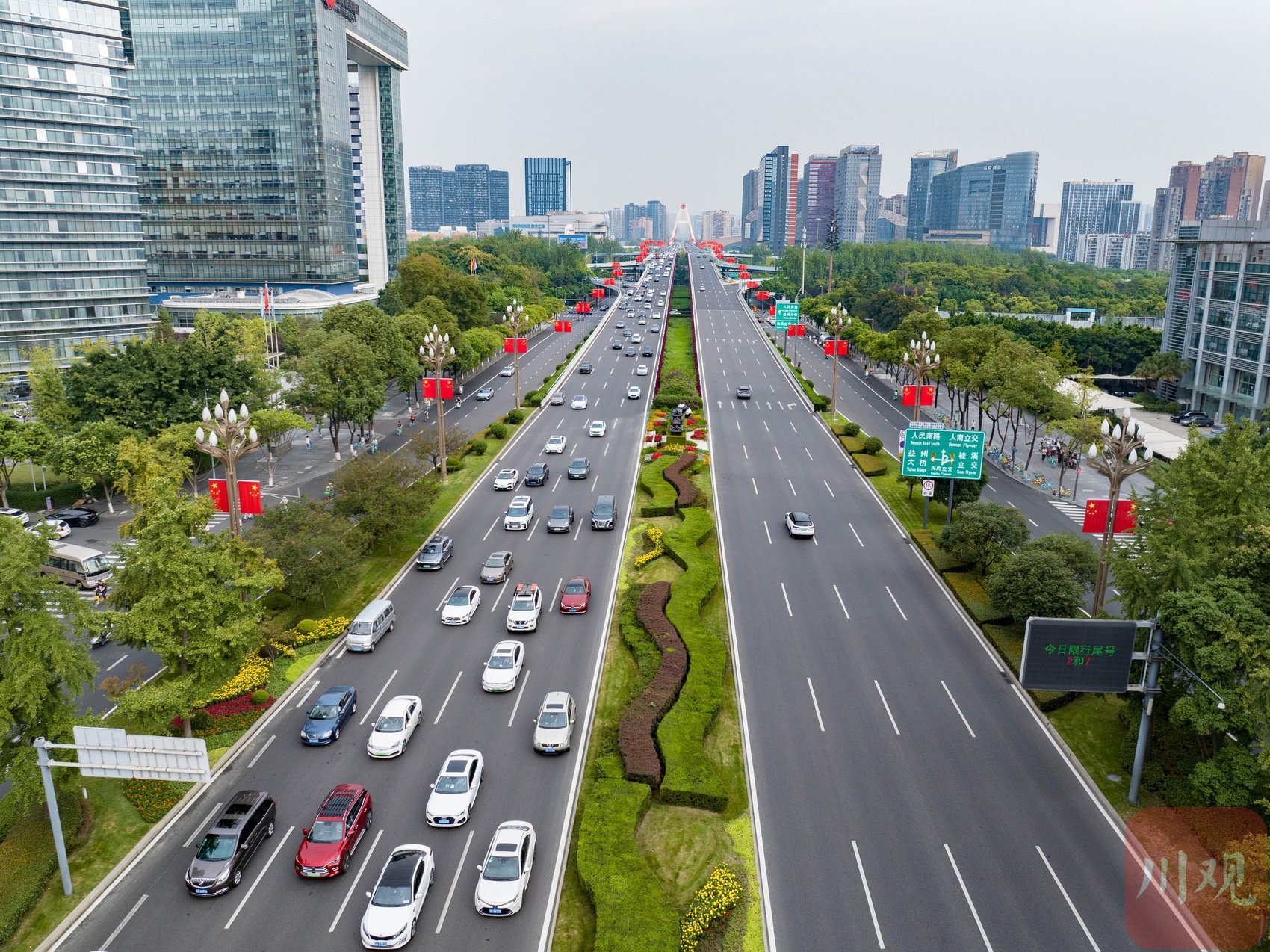 Đại lộ 12 làn thẳng tắp, ô tô chạy 80km/h như cao tốc giữa phố - 4