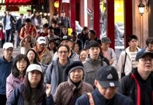 Du khách đổ về Đà Nẵng, nhiều điểm du lịch nổi tiếng đông kín ngày mùng 3 Tết