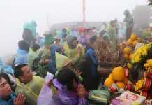 Du khách đội mưa, chịu lạnh ‘thấu xương’ lên chùa Đồng ngày khai hội Yên Tử