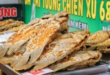 Quán cá tai tượng chiên xù ở TPHCM bán cả tấn cá/ngày, khách nườm nượp