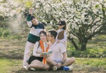 Khách đổ xô đến Mộc Châu sau Tết, cắm trại ngủ đêm giữa vườn mận đẹp như tranh