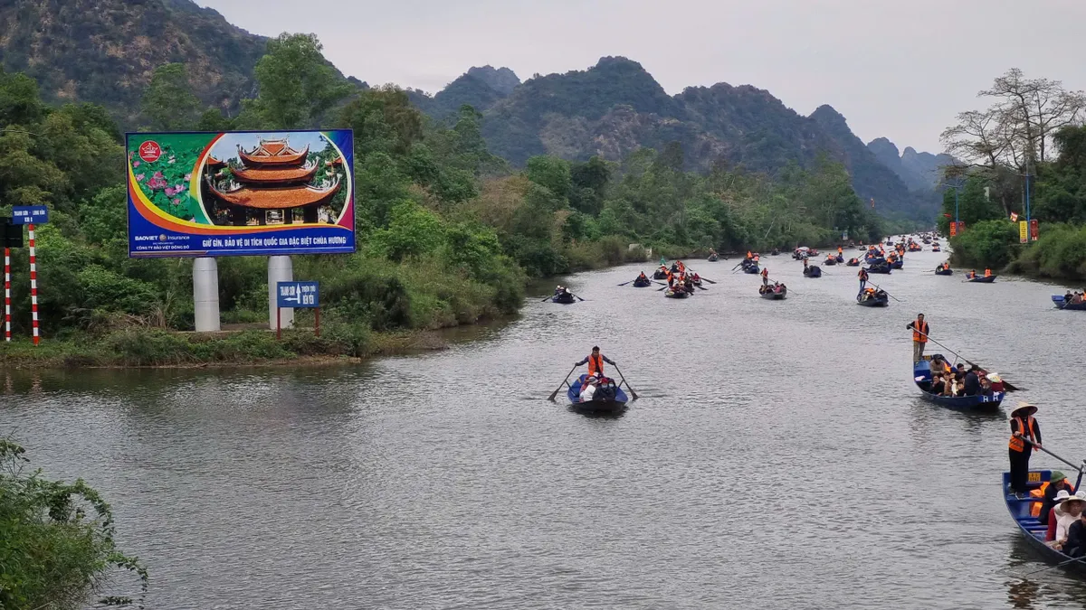 Hà Nội chính thức khai Hội Chùa Hương - Ảnh 9.