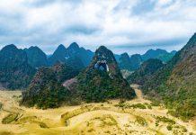 ‘Mắt thần’ của Cao Bằng mùa khô cạn, hút khách cắm trại, tham quan