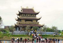 Ngôi chùa dát vàng nằm giữa lòng hồ ở Ninh Bình, hút khách tham quan