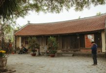 Ngôi đền cổ cách Hà Nội 70km, có ‘báu vật xanh’ trăm tuổi thu hút du khách