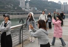 Há miệng nuốt tàu: Trào lưu mới ở Trung Quốc sau cơn sốt “dốc Đại Lý”