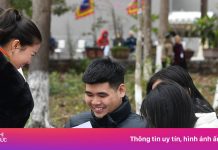 Cười phá lên khi đọc lời ‘giải đề vận mệnh’ của chính mình ở lễ hội