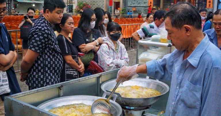 TPHCM: Xếp hàng gần 3 tiếng để mua món mỗi năm chỉ bán một lần