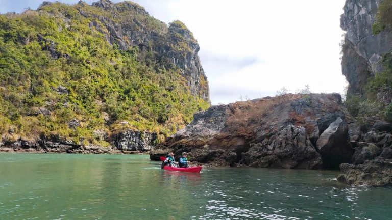 Triệu phú Mỹ đi trực thăng từ Hà Giang đến Vân Đồn, có 100 người hỗ trợ