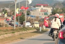 Đường từ Mộc Châu về kẹt cứng, khách Hà Nội bơ phờ nhích từng chút một