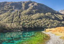 Vì sao phải vệ sinh giày dép khi đến thăm hồ nước trong nhất thế giới?