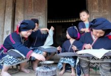 Độc đáo nghệ thuật in hoa văn trên trang phục người Dao Tiền