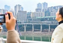 Hà Nội: Khách trẻ rộ trào lưu há to miệng “nuốt” tàu điện trên cao