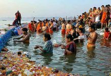 20.000 tấn rác chất như núi sau lễ hội lớn nhất, 15.000 người dọn không xuể