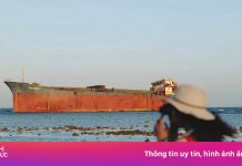 Tàu mắc cạn ‘hot’ nhất Ninh Thuận bị nứt