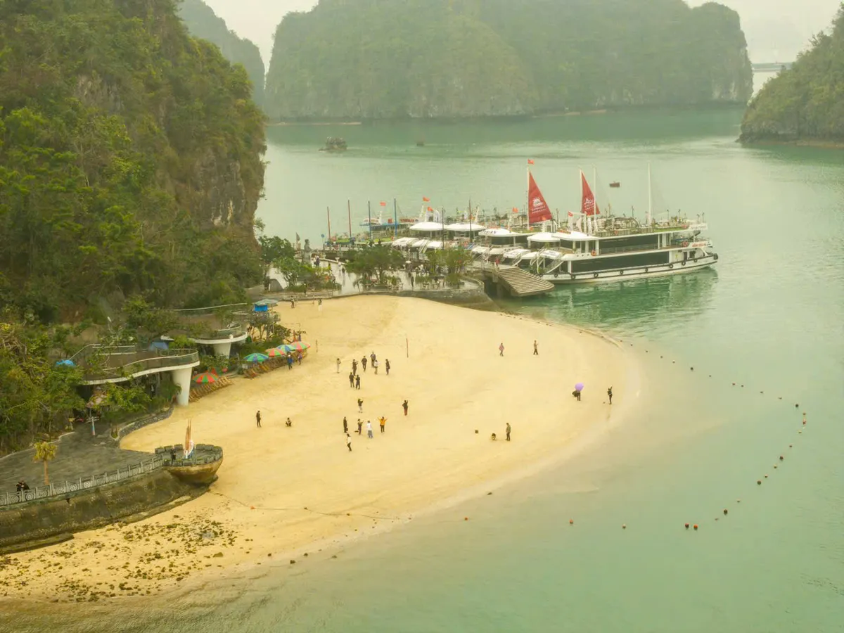 Quảng Ninh đón hơn 3,7 triệu lượt du khách trong hơn 2 tháng đầu năm 2025 - Ảnh 1.