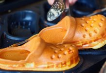 TPHCM: Khách xếp hàng chờ… “ăn dép”, chủ quán bán cả ngàn chiếc mỗi ngày