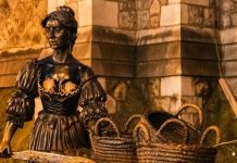 Bầu ngực của bức tượng bị khách sờ chạm tới mức nhẵn thín