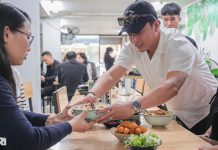 Hồng Đăng dắt xe cho khách, phụ vợ bê bún, mỗi ngày bán 500 bát