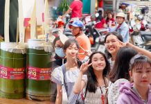 Cà phê ống tre gắn cờ đỏ sao vàng gây sốt, khách xếp hàng cả tiếng chờ mua Cà phê ống tre gắn cờ đỏ sao vàng gây sốt, khách xếp hàng cả tiếng chờ mua