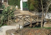 Cây cầu xuyên quốc gia dài 6m, khách đi vài bước từ nước này sang nước khác