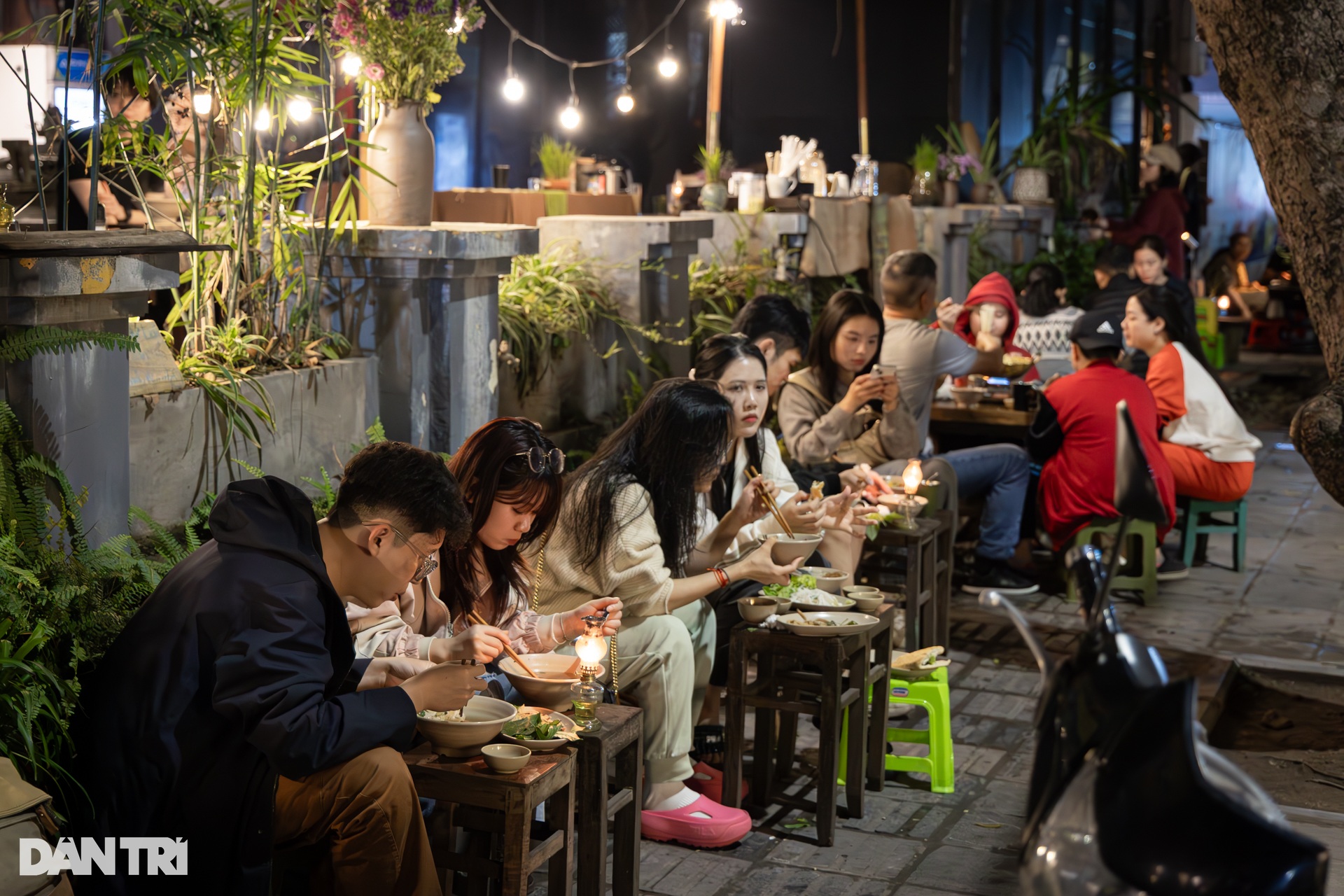 Quán chay như không gian triển lãm, khách nước ngoài trải nghiệm tự phục vụ - 4