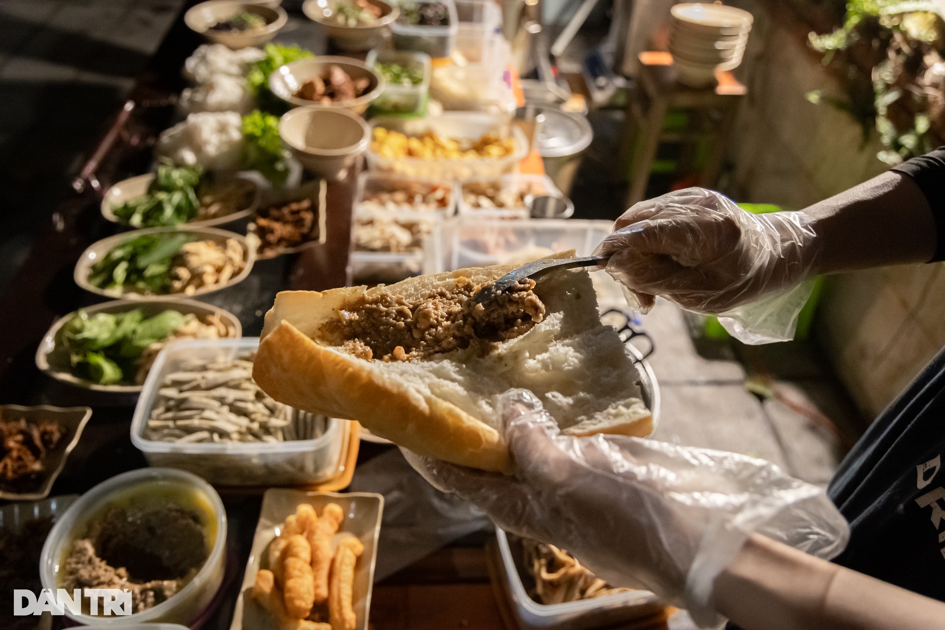Quán chay như không gian triển lãm, khách nước ngoài trải nghiệm tự phục vụ - 6