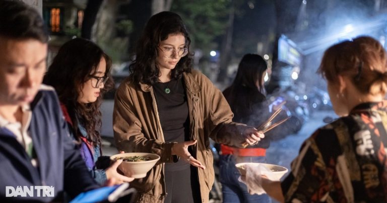 Quán chay như không gian triển lãm, khách nước ngoài trải nghiệm tự phục vụ Quán chay như không gian triển lãm, khách nước ngoài trải nghiệm tự phục vụ