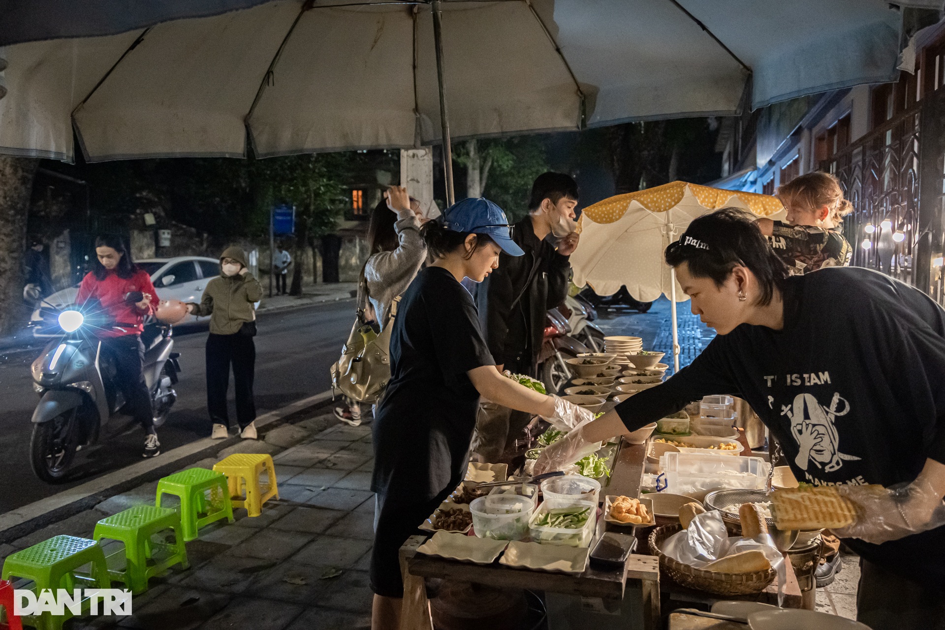 Quán chay như không gian triển lãm, khách nước ngoài trải nghiệm tự phục vụ - 5