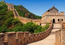 Chụp ảnh khoe phần nhạy cảm ở Vạn Lý Trường Thành, khách bị trục xuất