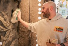 Khách thích thú trải nghiệm quán cà phê phục vụ qua… lỗ thủng ở Hà Nội