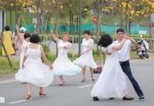 Hà Nội: U70 dậy từ 5h sáng, khiêu vũ, chụp ảnh tại đường hoa phong linh