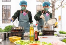 Chiến sĩ Cảnh sát cơ động trổ tài nấu ăn mừng Ngày Quốc tế Phụ nữ 8/3