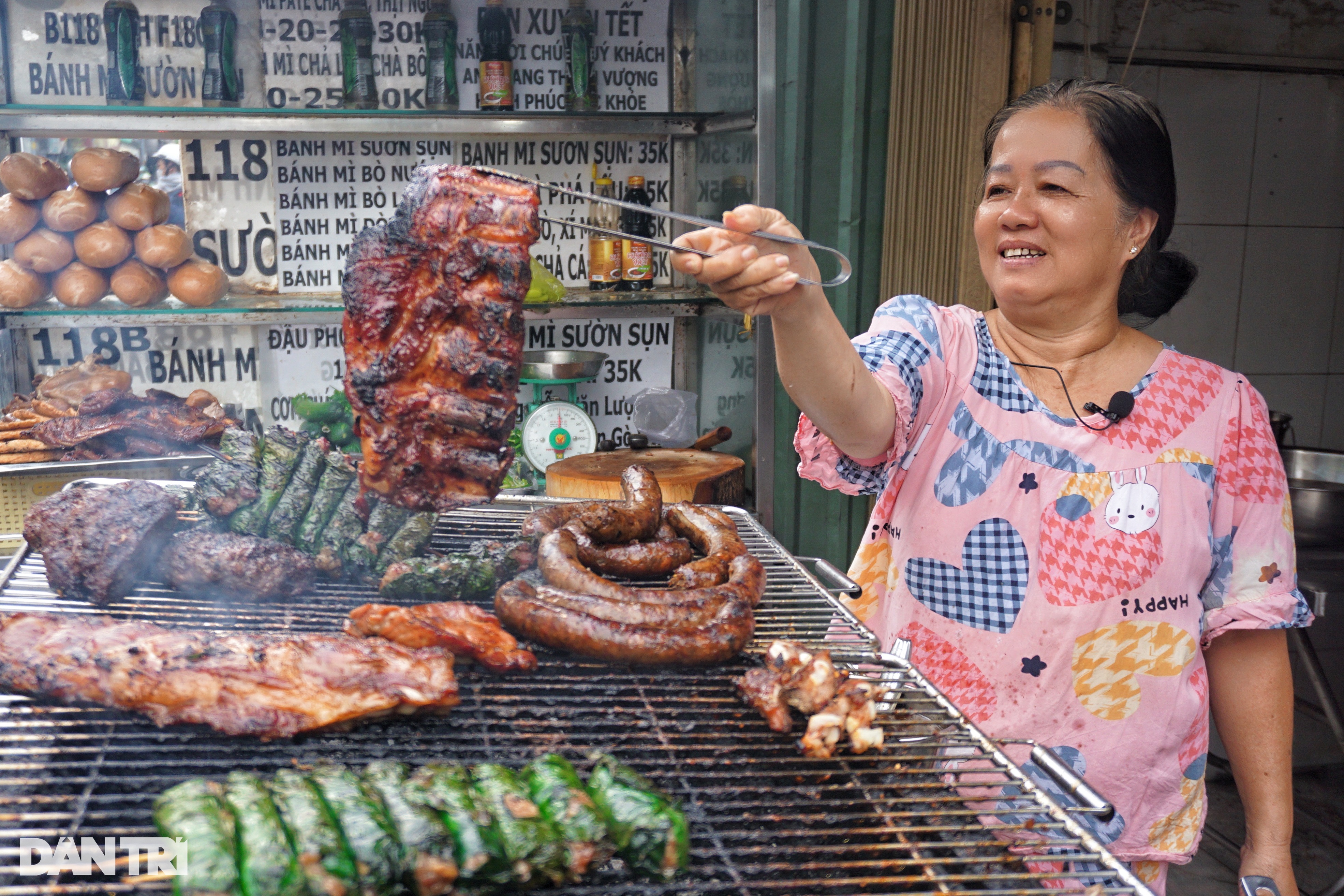 Bánh mì sườn nướng cả tảng hút khách, bà chủ quyết giữ công thức ngàn đô - 3