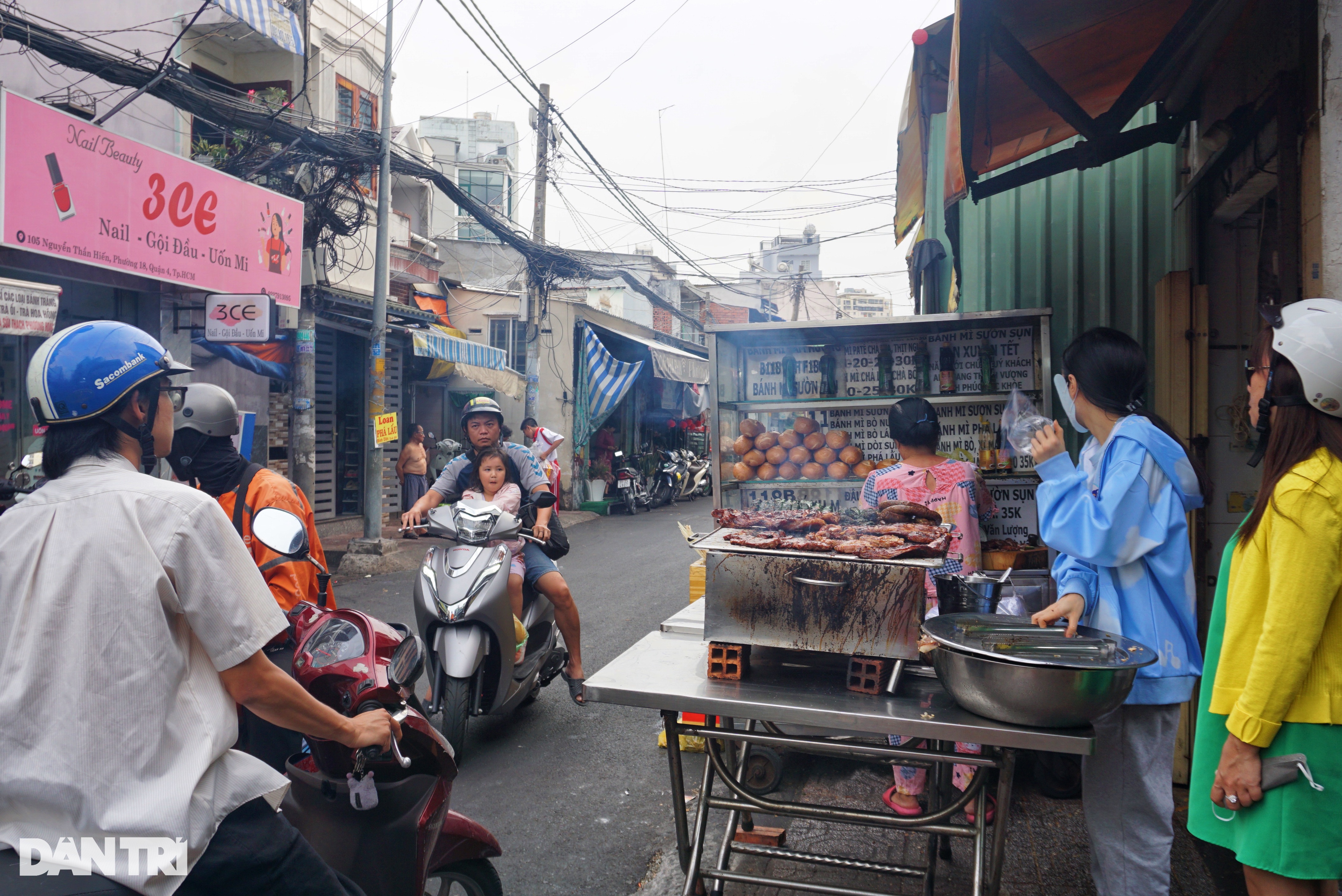 Bánh mì sườn nướng cả tảng hút khách, bà chủ quyết giữ công thức ngàn đô - 4