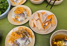 Quán bánh cuốn gia truyền gần 50 năm ở Hà Nội khiến khách Tây thích mê